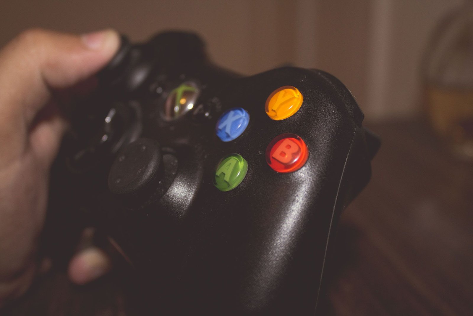 Wireless game controller