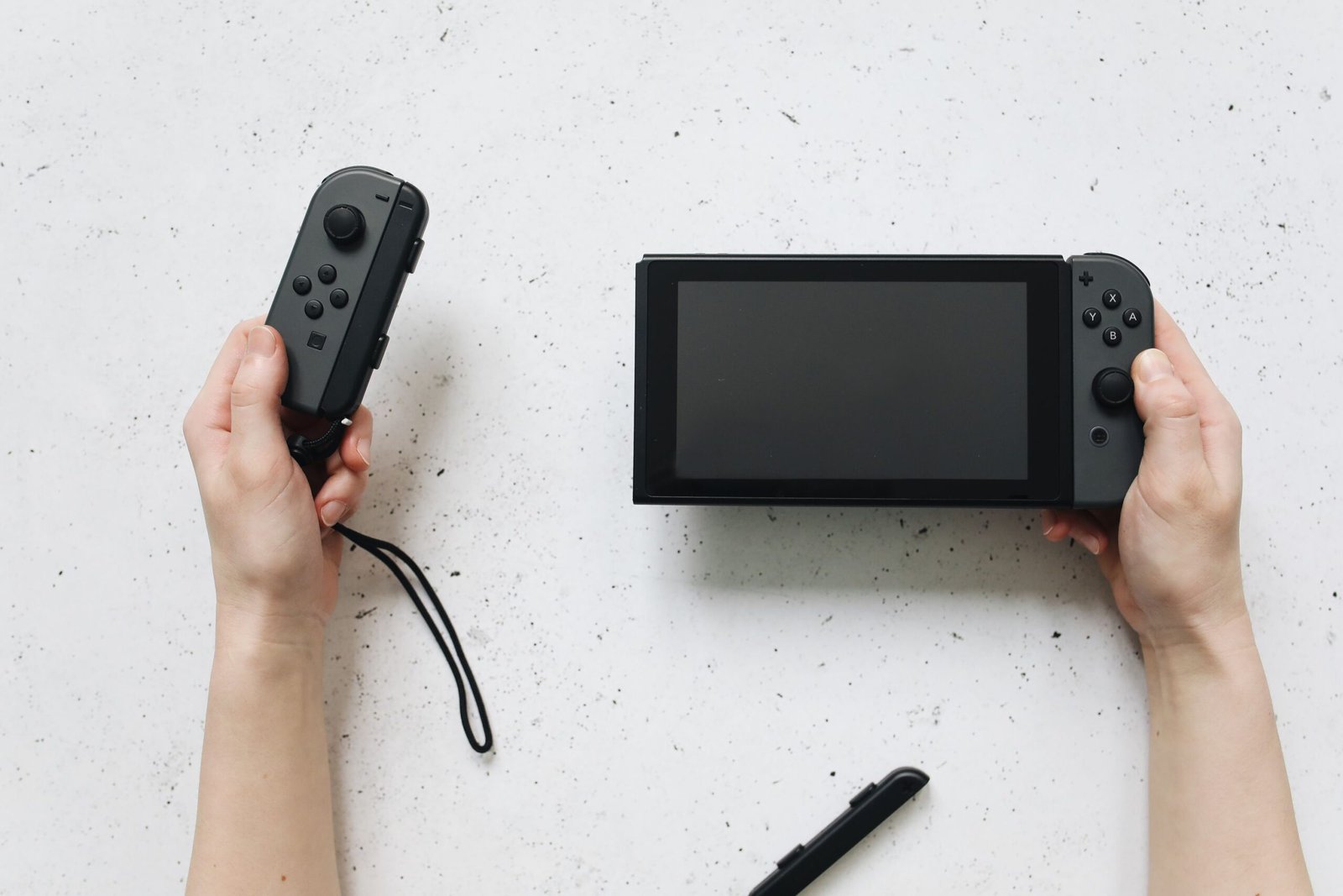 Hybrid handheld console
